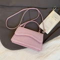 Bolso bandolera de tejido rosa con asa superior y detalles dorados en estilo de vida - Rosa