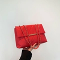 Borsa a spalla rossa trapuntata con catena dorata e dettaglio barra in metallo - Rosso