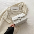Sac bandoulière blanc matelassé chic avec chaîne argentée et fermoir pivotant - Blanc