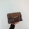 Borsa trapuntata marrone scuro con catena dorata e eleganti motivi a rombi - Marrone