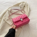 Sac bandoulière matelassé rose vif avec chaîne argentée et fermoir en métal - Rose rose