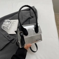 Mini borsa argento metallizzato con manico cilindrico nero e tracolla crossbody - Argento