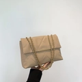 Borsa a tracolla trapuntata beige con cinturino a catena e dettagli in metallo dorato - Cachi