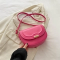 Minimalistische hellrosa Leder-Satteltasche mit goldener Spiralschnalle und Gurt - Rosenrosa