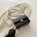 Sac bandoulière noir matelassé avec chaîne argentée et fermoir pivotant en métal chic - Noir