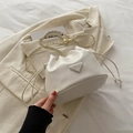 Minimalistische cremeweiße Beuteltasche aus Leder mit goldener Kette und Dreieckslogo - Weiß