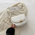 Minimalistische weiße Satteltasche aus Leder mit goldener Schnalle und Gurt - Weiß