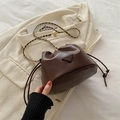 Minimalistische dunkelbraune Lederbeuteltasche mit Kettenriemen und Goldkugel - Braun