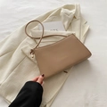 Sac baguette kaki clair minimaliste avec lettrage mode sur un fond de blazer souple - Kaki