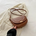 Braune matte Satteltasche aus Leder mit goldenem Zylinderschloss und verstellbarem Riemen - Braun