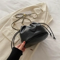 Minimale schwarze Tunnelzug-Beuteltasche mit Goldkette und strukturierter Oberfläche - Schwarz
