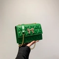 Obstgrüne Stepptasche mit goldener Metallschleife und eleganter Kettenriemen - Grün
