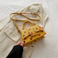 Chique gele crossbodytas met aardbeienprint en kunstleer met lycheestructuur - Geel