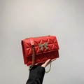 Rote Steppledertasche mit goldener Schleifenschnalle und schicker Kettenriemen - Rot