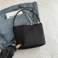 Borsa a spalla nera minimalista di grande capacità con scritte impresse ed eleganti - Nero