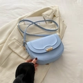 Minimalistische hellblaue Satteltasche für Damen mit edlen goldenen Beschlägen - Blau