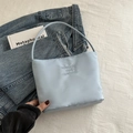 Borsa sottobraccio in nylon imbottito azzurro con ricamo onwards and upwards - Blu