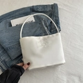 Borsa a secchiello minimalista in raso bianco con ricamo elegante 'Onwards and upwards' - Bianco