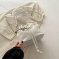Sac seau blanc avec fermeture à cordon et chaîne de perles élégante en bandoulière - Blanc
