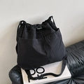 Große schwarze Kordelzug-Einkaufstasche aus Nylon für Damen auf minimalistischem Hintergrund - Schwarz