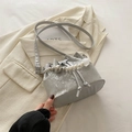 Sac seau argenté texturé avec cordon de serrage et chaîne à perles et billes métalliques - Argent