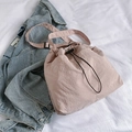 Rosafarbene Beuteltasche aus Crinkle-Nylon mit Tunnelzug und breitem Gurt - Rosa