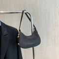 Borsa hobo nera glitterata con paillettes e fibbia dorata abbinata a un blazer - Nero