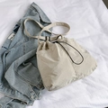 Japanische Freizeit-Beuteltasche aus Nylon in Cremeweiß mit praktischem Kordelzug - Cremeweiß
