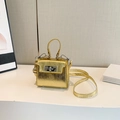 Mini borsa a tracolla in pelle dorata con chiusura a rotazione argentata e manico - Oro