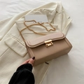 Sac bandoulière beige structuré avec chaîne dorée et fermeture à fermoir carré - Kaki