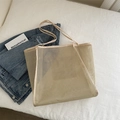 Schicke beige Netztasche mit minimalistischem Design und dünnen Schultergurten - Khaki