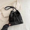 Schicker schwarzer Beuteltasche aus Wildleder und Glattleder mit Silberkette und Riemen - Schwarz