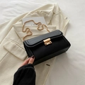Sac baguette en cuir noir lisse avec chaîne dorée sur blazer beige - Noir