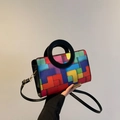 Bunte geometrische Tasche mit rundem Griff und verstellbarem Schultergurt für Damen - Schwarz
