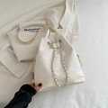 Minimalistische cremeweiße PU-Leder Beuteltasche mit Silberkette und Kordelzugverschluss - Weiß