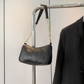 Schwarze gewebte Baguette-Tasche mit Goldkette und hochwertiger Kunstleder-Struktur - Schwarz