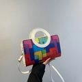 Modische Tragetasche mit bunten Tetris-Geometriemustern und großen weißen Ringgriffen - Weiß