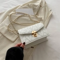 Petit sac carré blanc matelassé avec bandoulière chaîne dorée et fermoir pivotant - Blanc