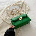 Sac à main vert chic en cuir avec bandoulière chaîne dorée et fermoir métallique - Vert