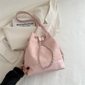 Rosa Kordelzug-Eimertasche aus Kunstleder mit silberner Kette und mattem Oberflächenfinish - Rosa