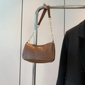 Minimalistische braune gewebte Baguette-Schultertasche mit Goldkette und Lederriemen - Braun
