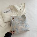 Sac cabas jacquard floral bleu clair avec finitions en cuir crème et pompon gris - Bleu