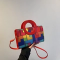 Minimalistische Handtasche mit buntem geometrischem Muster und rotem Rundgriff - Rot