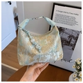Primer plano detallado del bordado chino en un bolso de mano de seda azul claro - Estilo de Bordado de Arquitectura de Pabellón / Azul