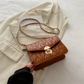 Sac bandoulière marron matelassé avec texture en V et chaîne dorée au style rétro chic - Marron