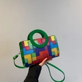 Bunte Handtasche mit geometrischem Blockmuster, grünen runden Griffen und Schultergurt - Grün