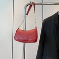Rote Baguette-Tasche mit Krokodil-Struktur und goldener Kette am Kleiderbügel - Rot