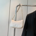Schicke beige Baguette-Tasche mit Kroko-Prägung und goldener Ketten-Schulterriemen - Weiß