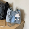 Sac seau en suédine bleu clair avec motif nuage et poignées tressées pour femme - Bleu avec Pendentif