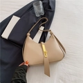 Bolso hobo beige elegante de cuero sintético con hebilla dorada y correa ajustable - Caqui